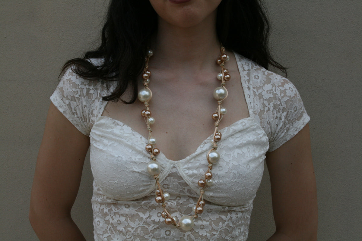 Collana lunga sfumature di perle e bronzo