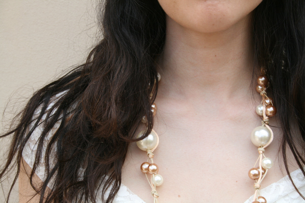 Collana lunga sfumature di perle e bronzo