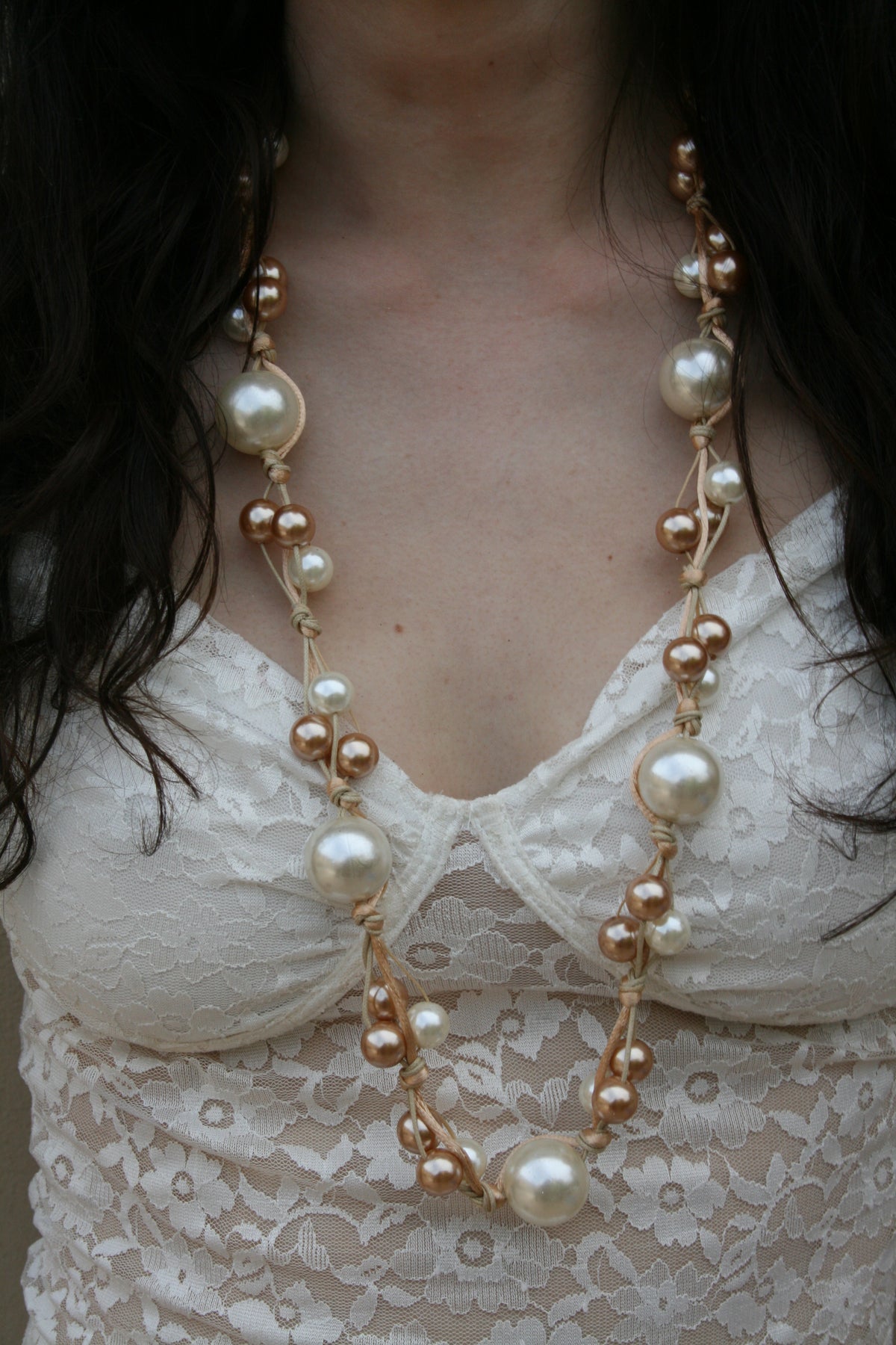 Collana lunga sfumature di perle e bronzo