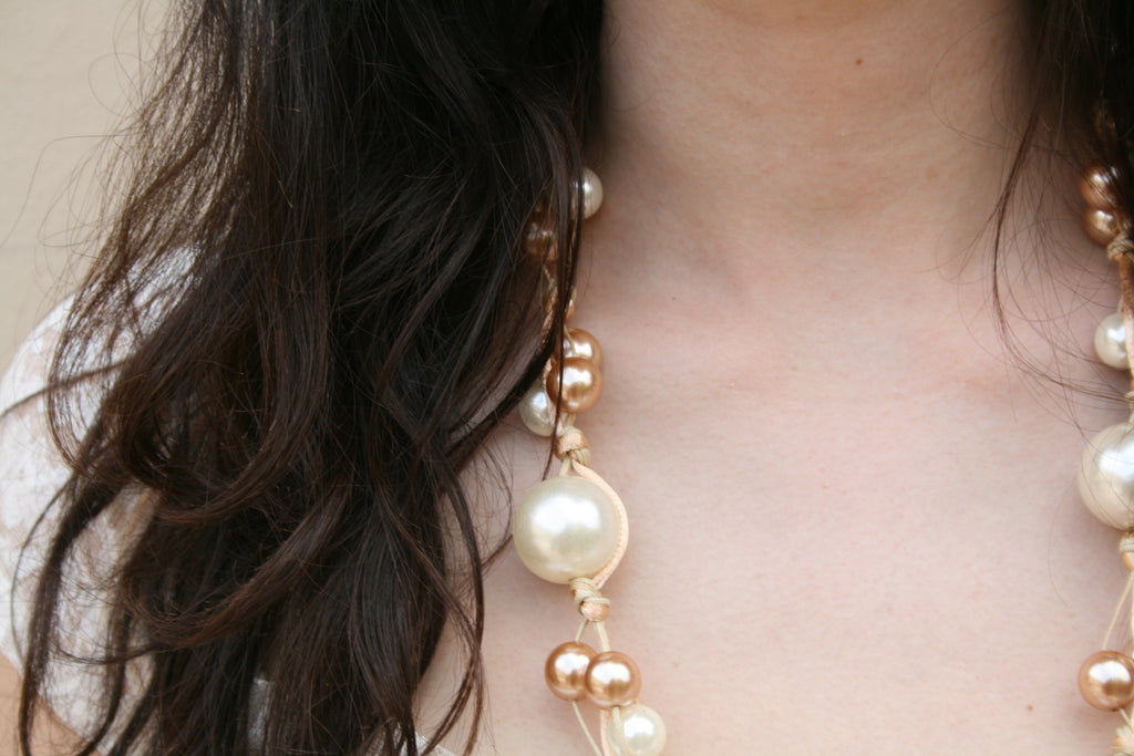 Collana lunga sfumature di perle e bronzo