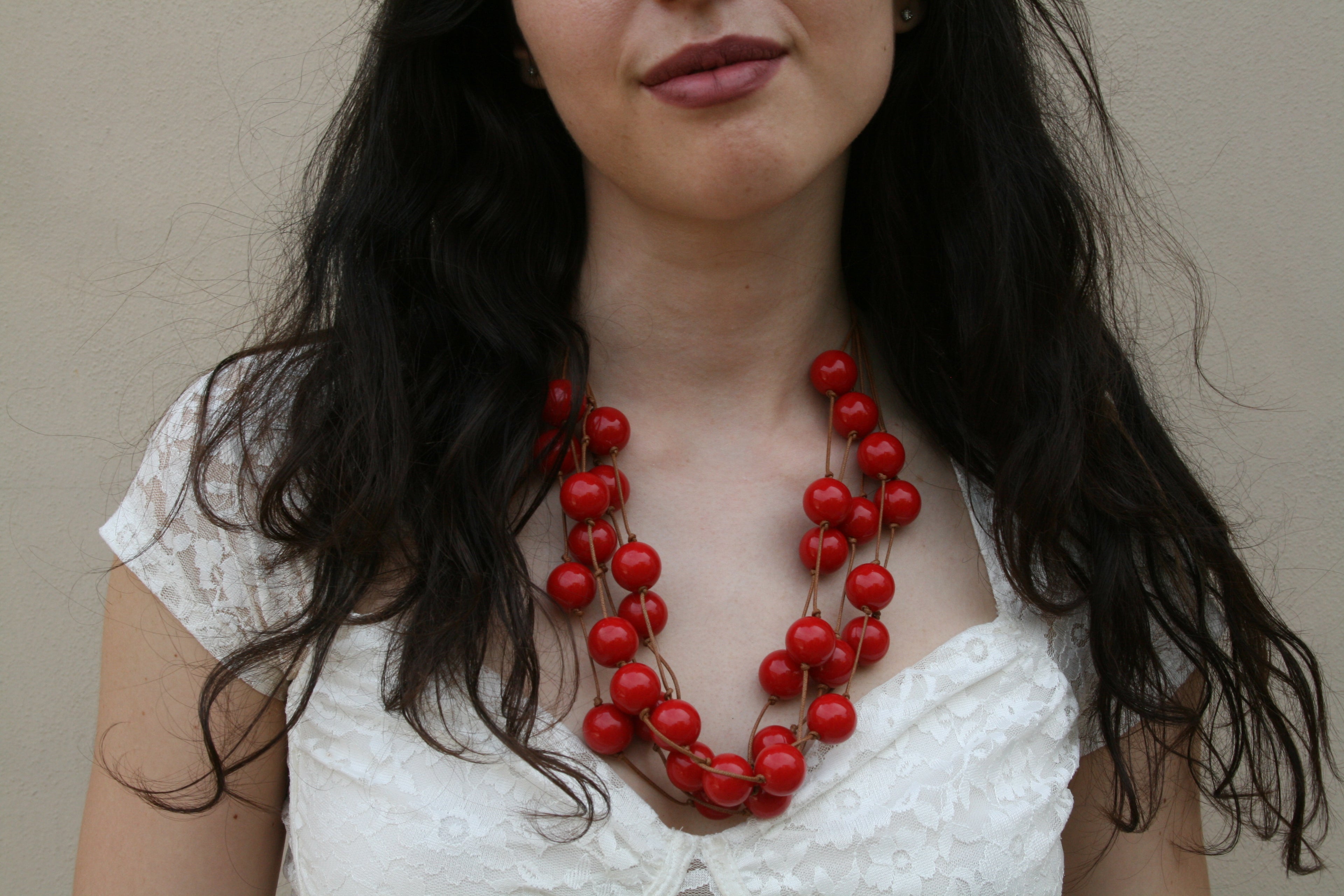 modella collana fatta a mano